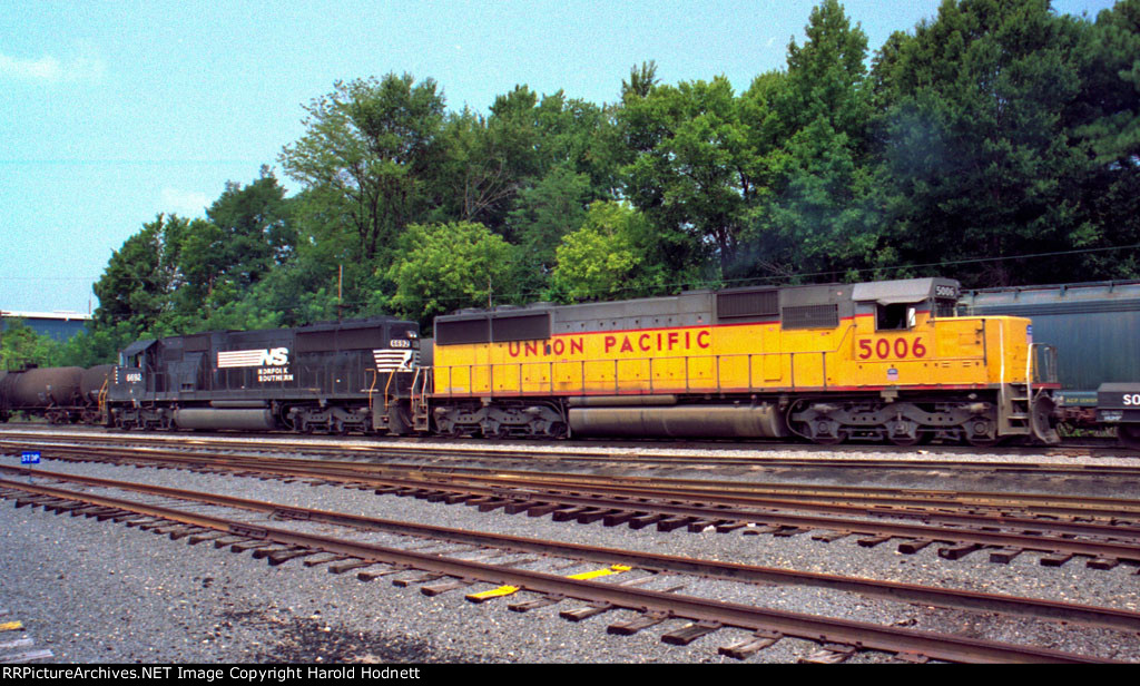 NS 6682 & UP 5006 head south out of Glenwood yard